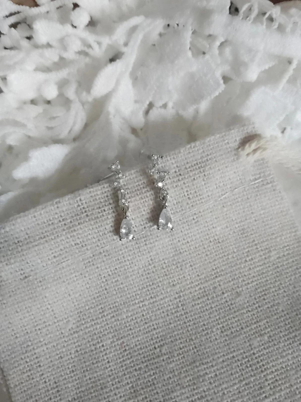 Zilveren oorbellen met witte zirkonia – photo 4